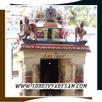 Pilgrimage travel group at Nandhipura Vinnagaram famous Vishnu temple